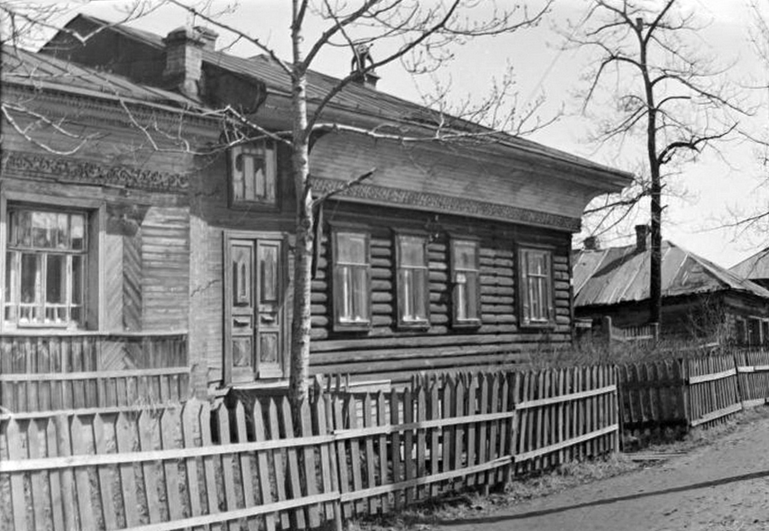 Дома №70 (слева) и №68 (справа) по ул. Клары Цеткин (Благовещенской), с юго-запада, 1950-е годы