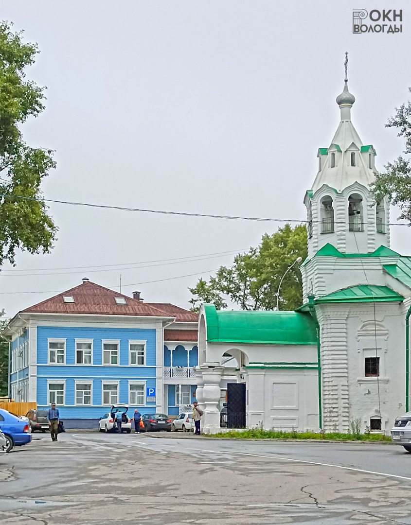 Юго-восточный фасад. На переднем плане - церковь Покрова на Торгу