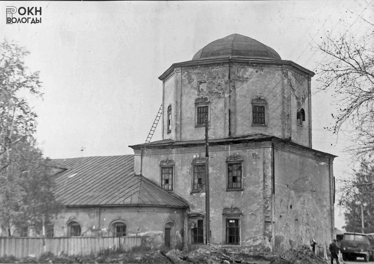 Вид церкви с востока, с ул. Кирова, 1976 год.
