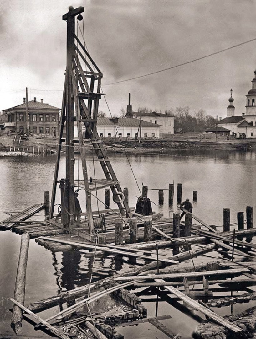 Забивание первых свай на строительстве Октябрьского моста, 1928 год. На дальнем плане виден дом Назарова, в котором в этот период размещалась контора строительства моста. Фото из фондов ВГИАХМЗ (ВОКМ 822/42).