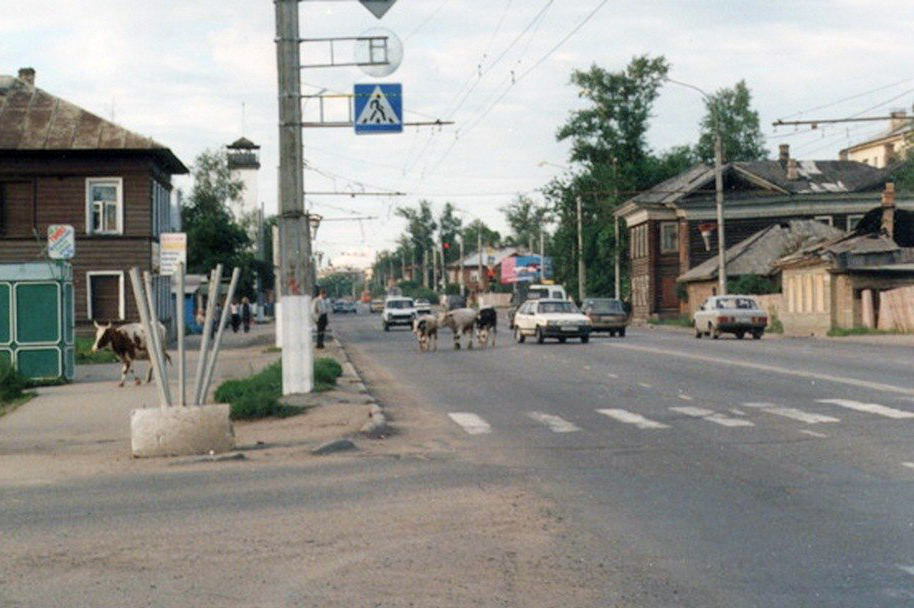 Дом по улице Чернышевского, 28 (справа) в перспективе улицы, 1990-е годы