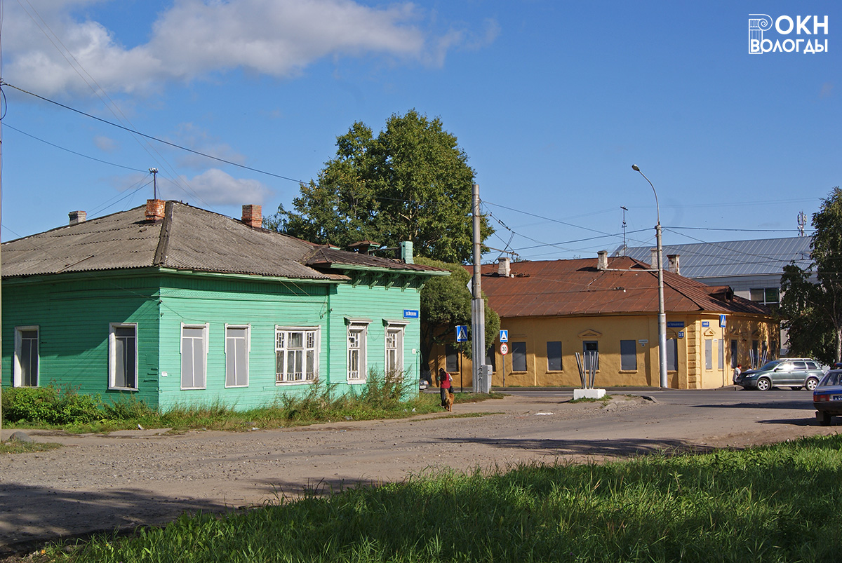 Угол западного и южного фасадов. На заднем плане - дом по ул. Чернышевского, 58, 2011 год