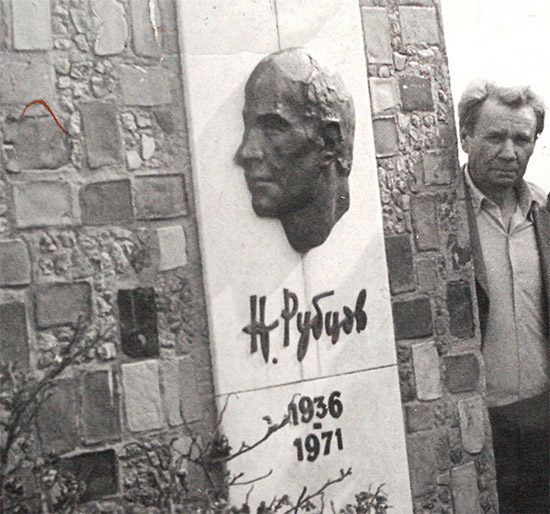Художник В.А. Малыгин у памятника на могиле Н.М. Рубцова, 1980-е годы