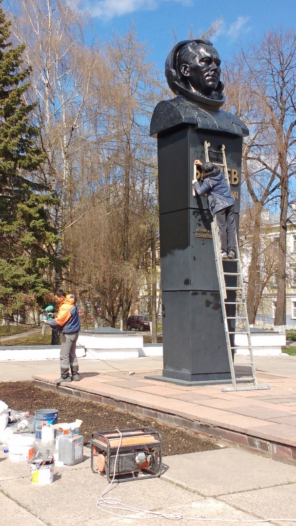 Окраска всего памятника битумным лаком, 2017 год
