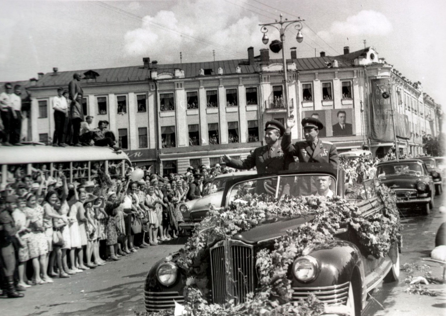 Вологжане встречают П.И. Беляева и А.А. Леонова на улице Мира, 1965 год
