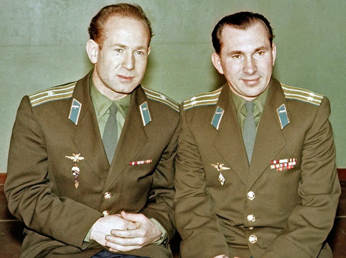 Экипаж космического корабля «Восход-2»: пилот майор Алексей Архипович Леонов и командир подполковник Павел Иванович Беляев