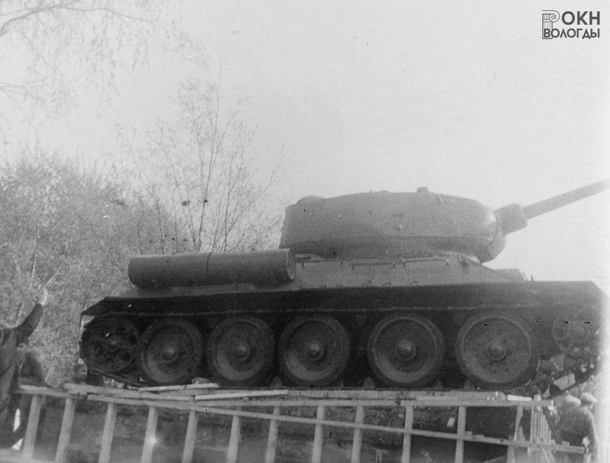 Строительство монумента: установка опалубки для заливки постамента, 1975 год