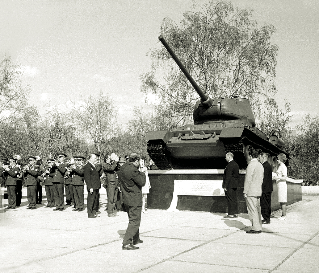Торжественное открытие памятника 8 мая 1975 года