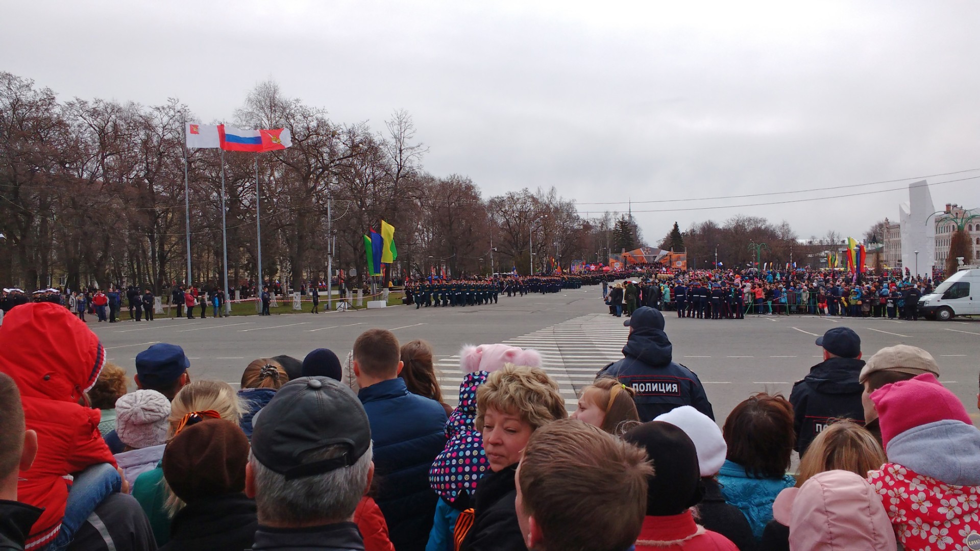Парад в день Победы на площади перед мемориалом, 9 мая 2017 года
