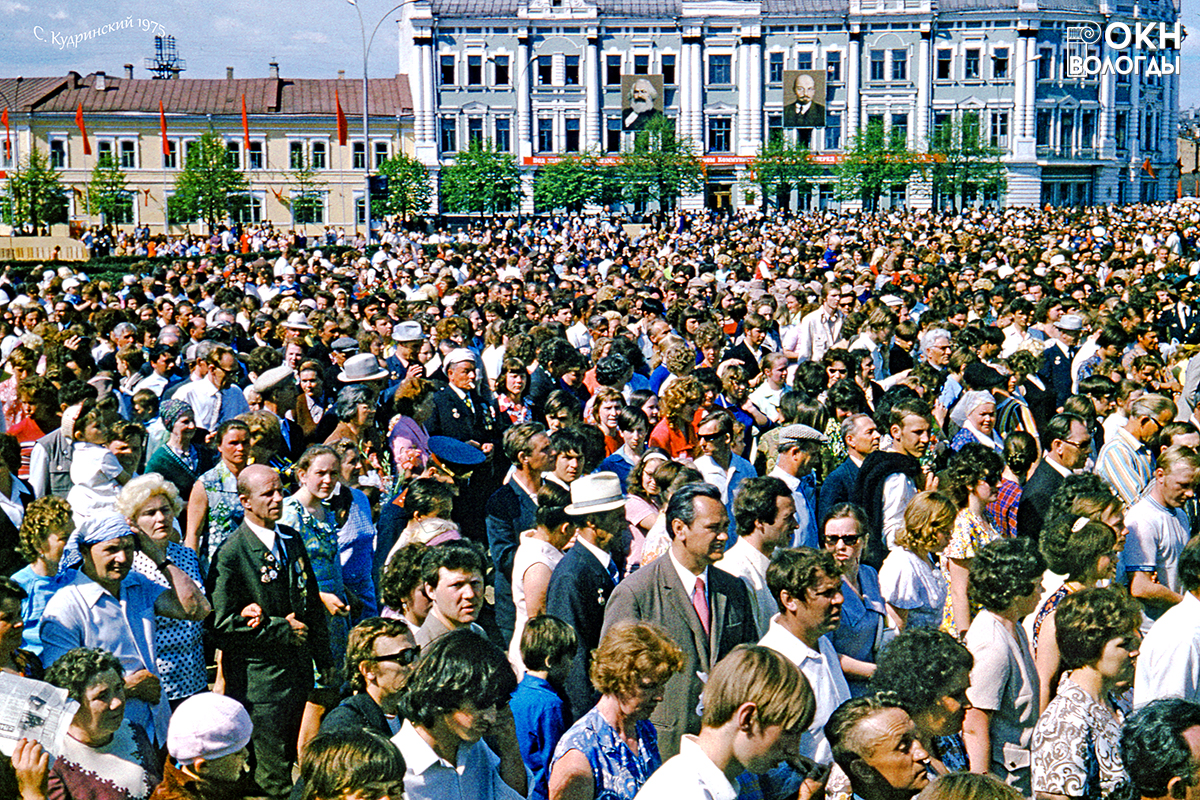 Вологжане на церемонии зажжения Вечного огня Славы, 9 мая 1975 года
