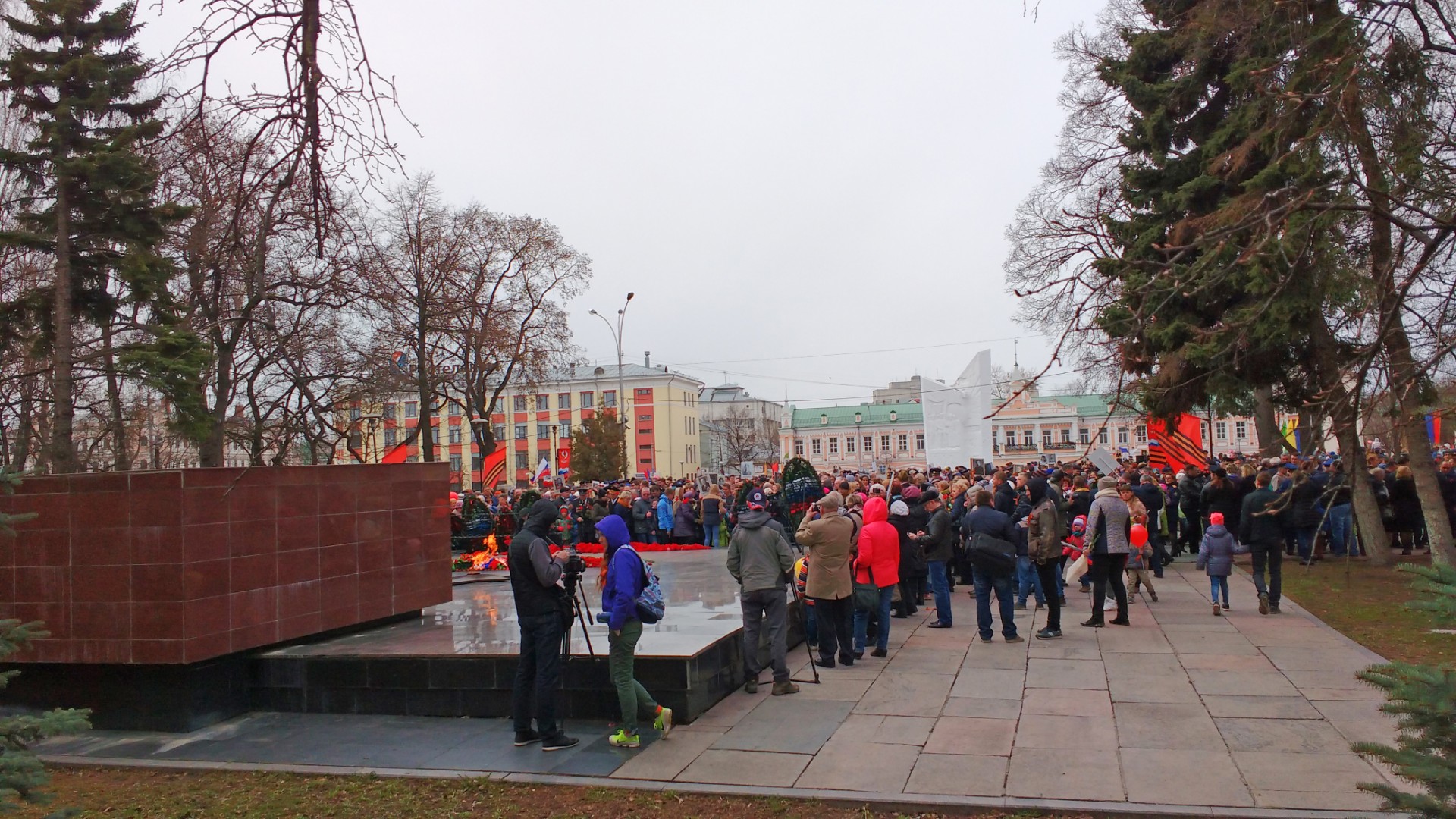 В день Победы перед мемориалом, 9 мая 2017 года