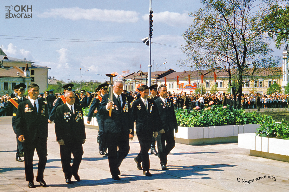 Церемония зажжения Вечного огня 9 мая 1975 года. С факелом идут ветераны (слева направо): Н.И. Павлушков, И.Е. Уланов, А.С. Дрыгин, Б.Н. Фарунцев, А.А. Виноградов.