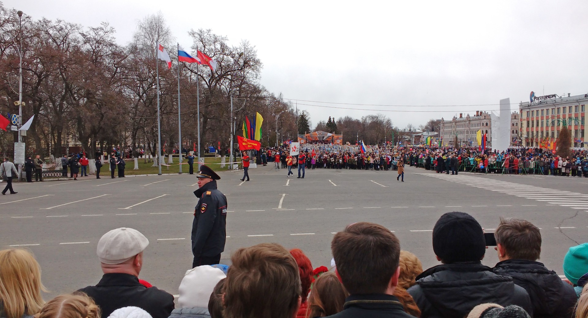 Шествие колонны Бессмертного полка перед мемориалом, 9 мая 2017 года