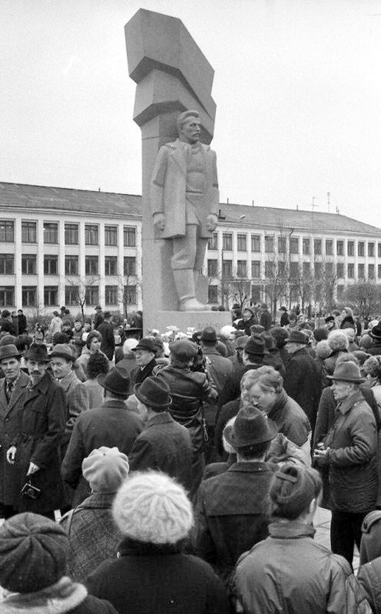 Памятник И.В. Бабушкину в день открытия 10 октября 1987 года