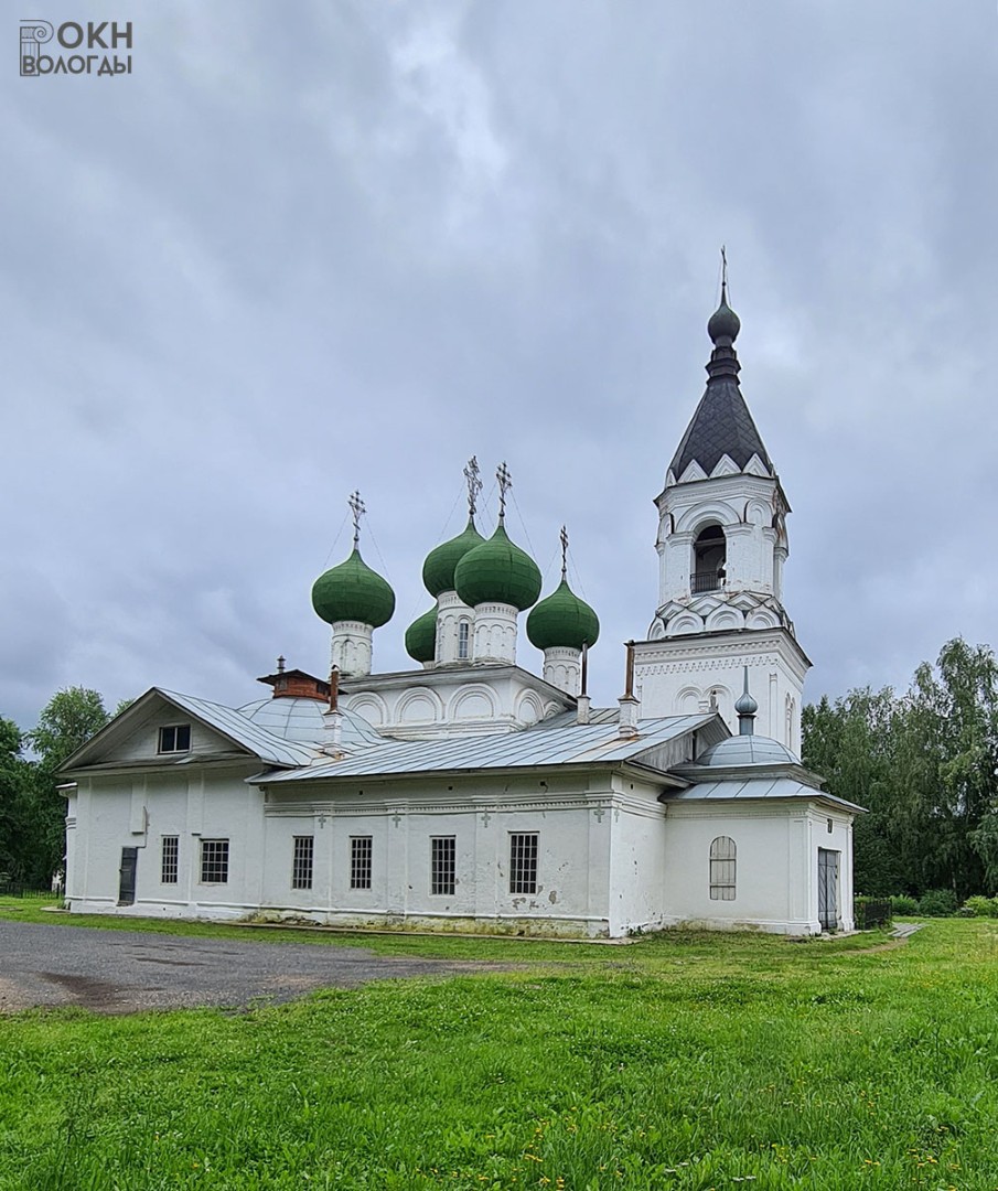 Успенский собор и Сергиевский храм, вид с севера