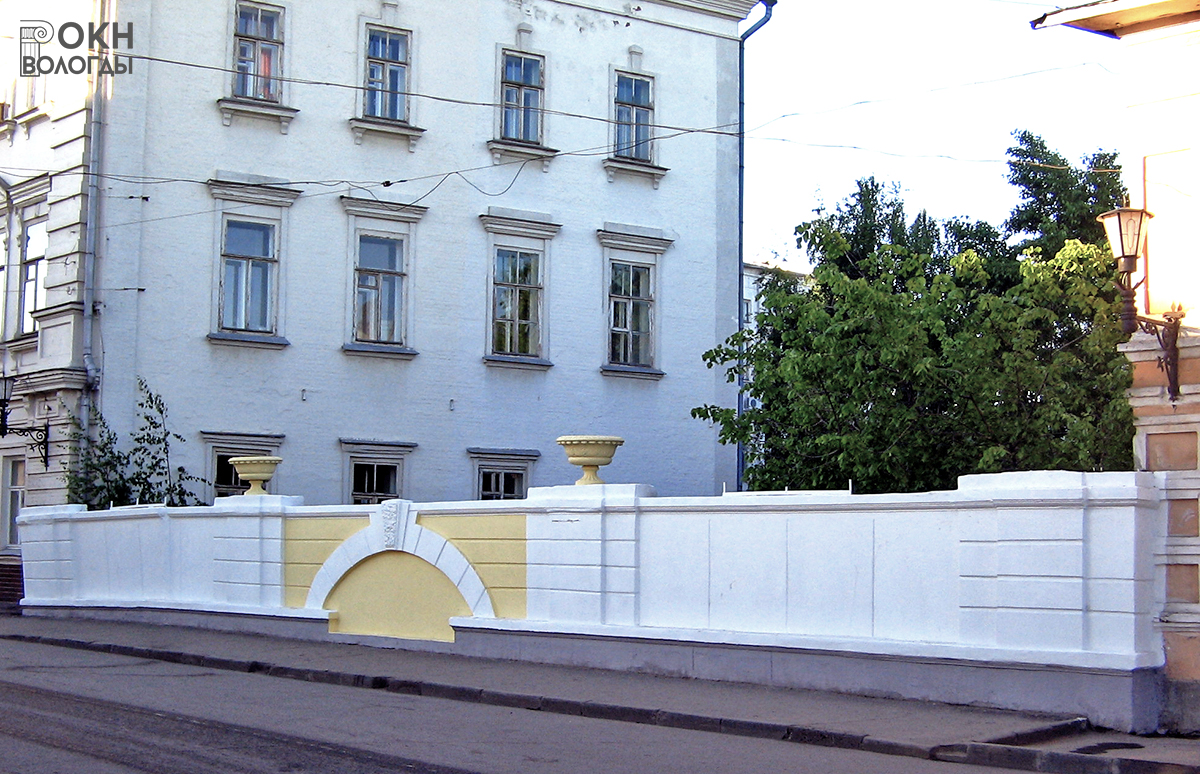 Декоративная ограда моста, демонтированная после реставрации, 2005 год