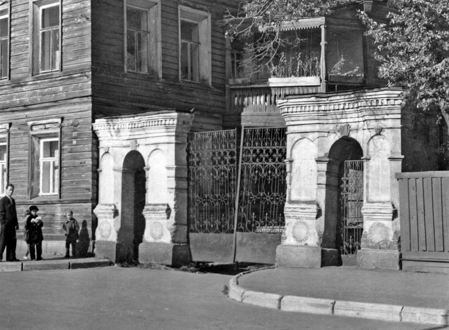 Ворота во двор со стороны набережной возле дома №90, 1960-е годы