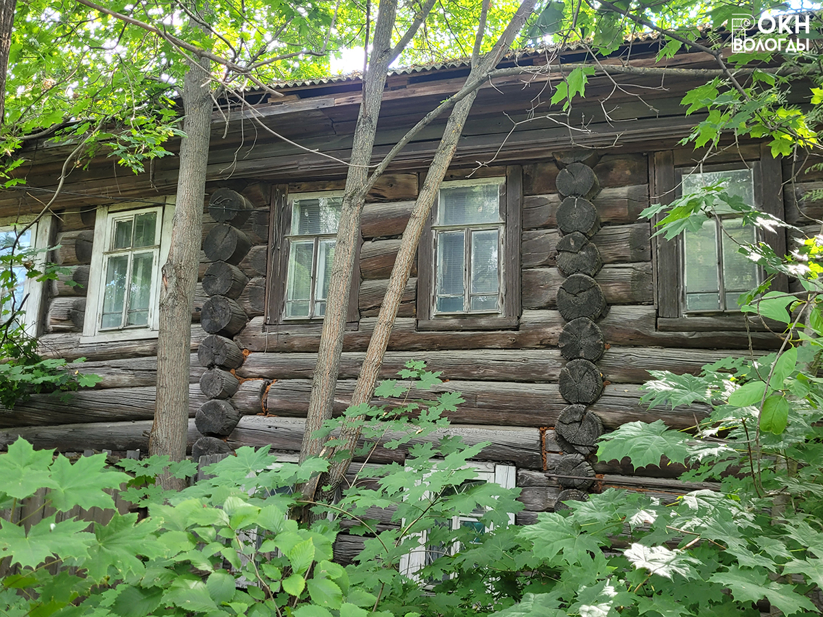 Боковой фасад, оформление окон