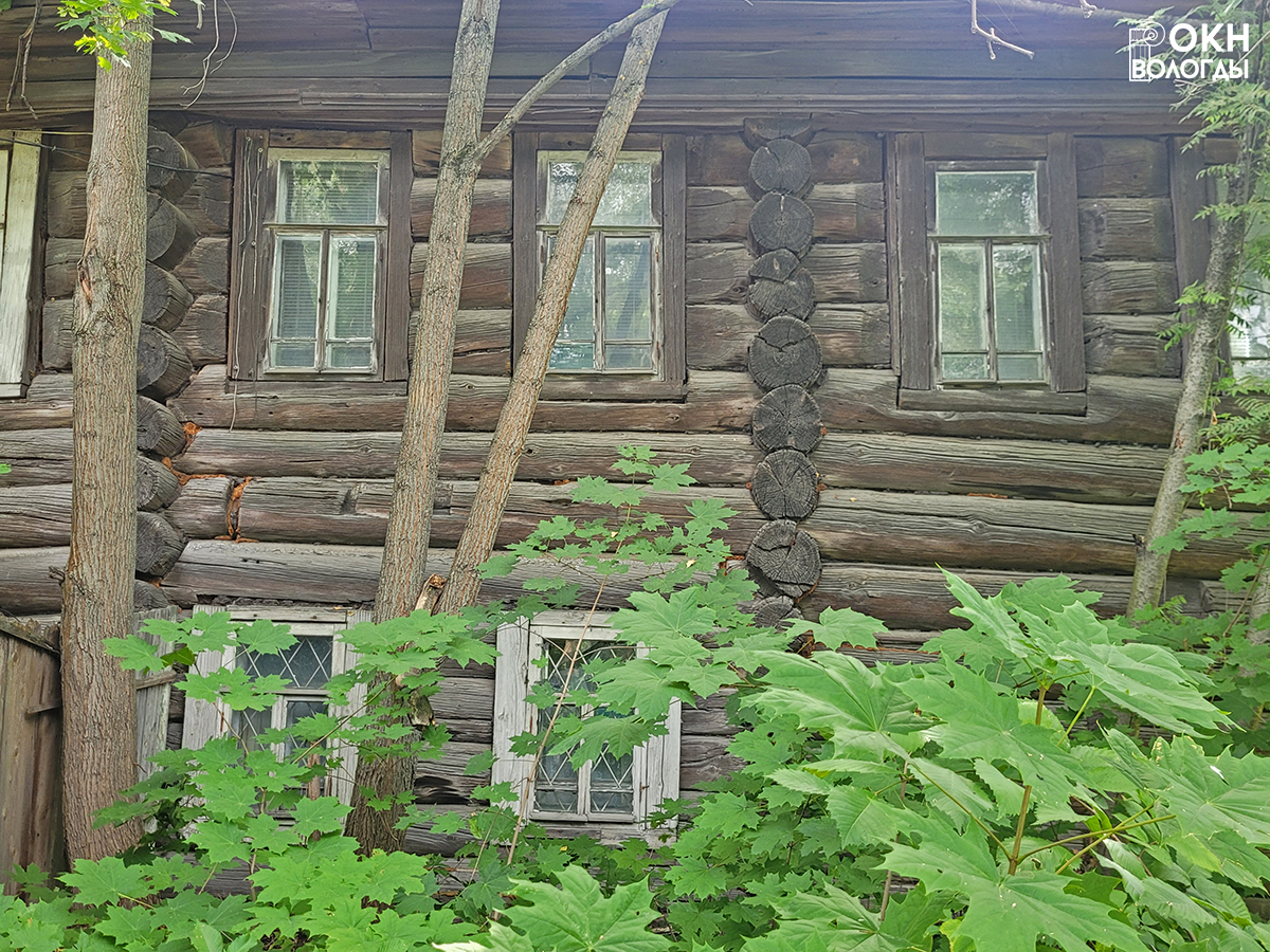 Боковой фасад, оформление окон
