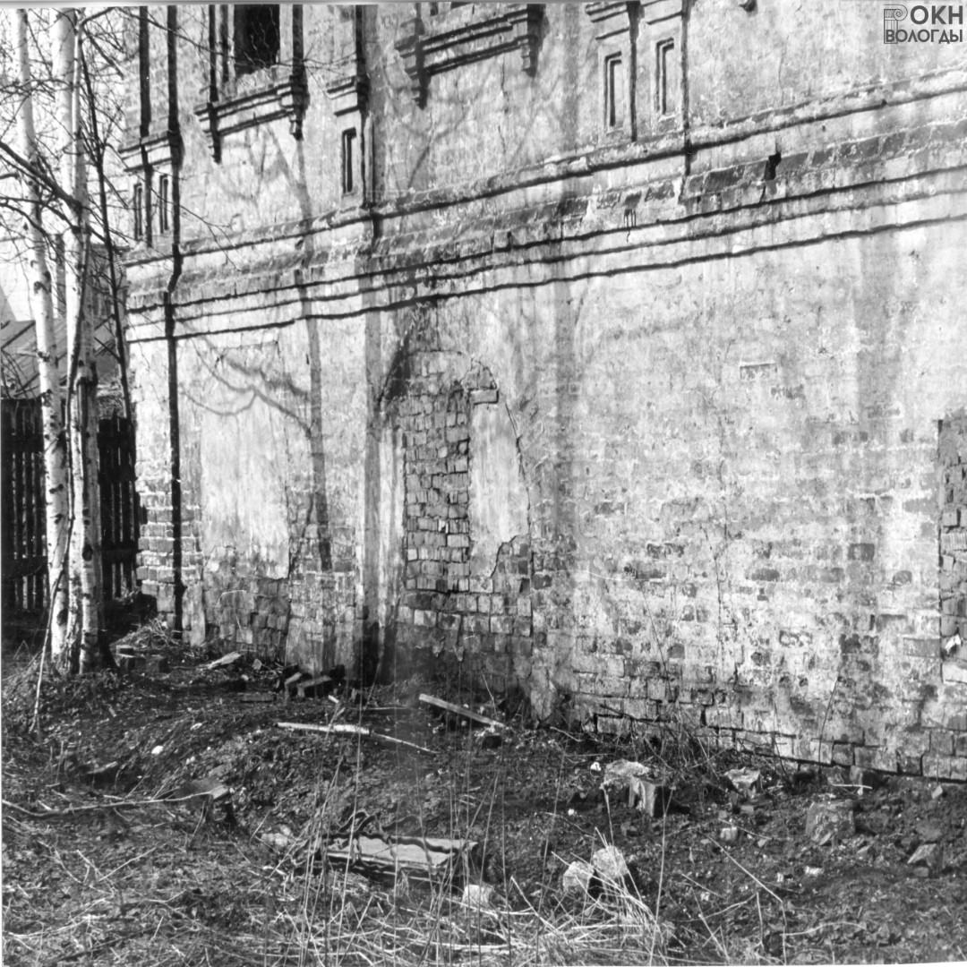 Заложенные арки проезда и прохода на восточной стене, 1984 год