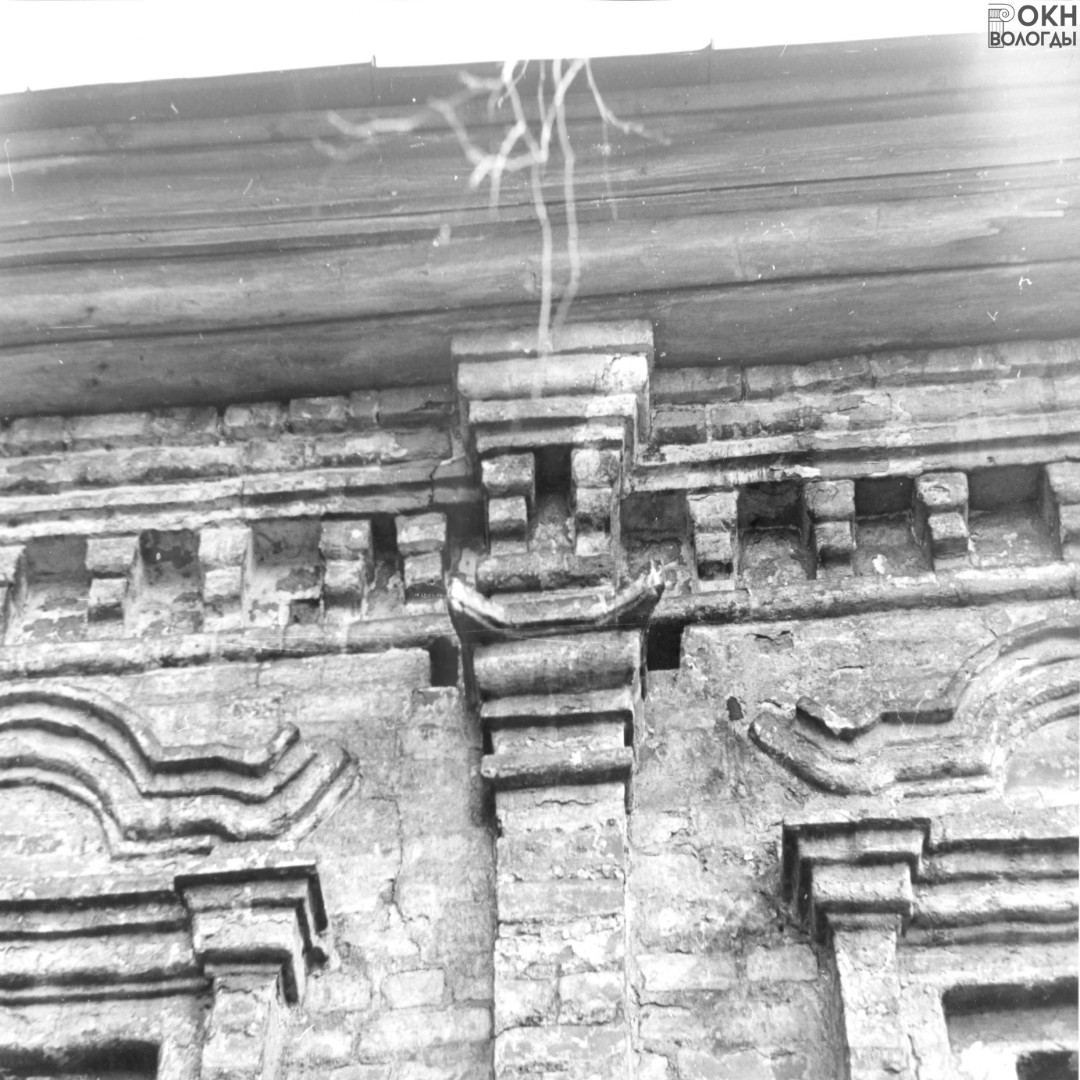 Венчающий карниз, 1984 год