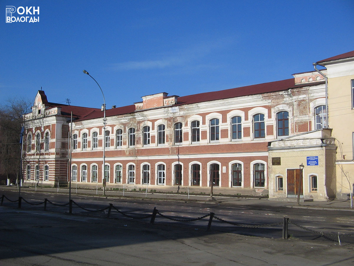 Восточный фасад здания со стороны ул. Батюшкова, 2010-е годы