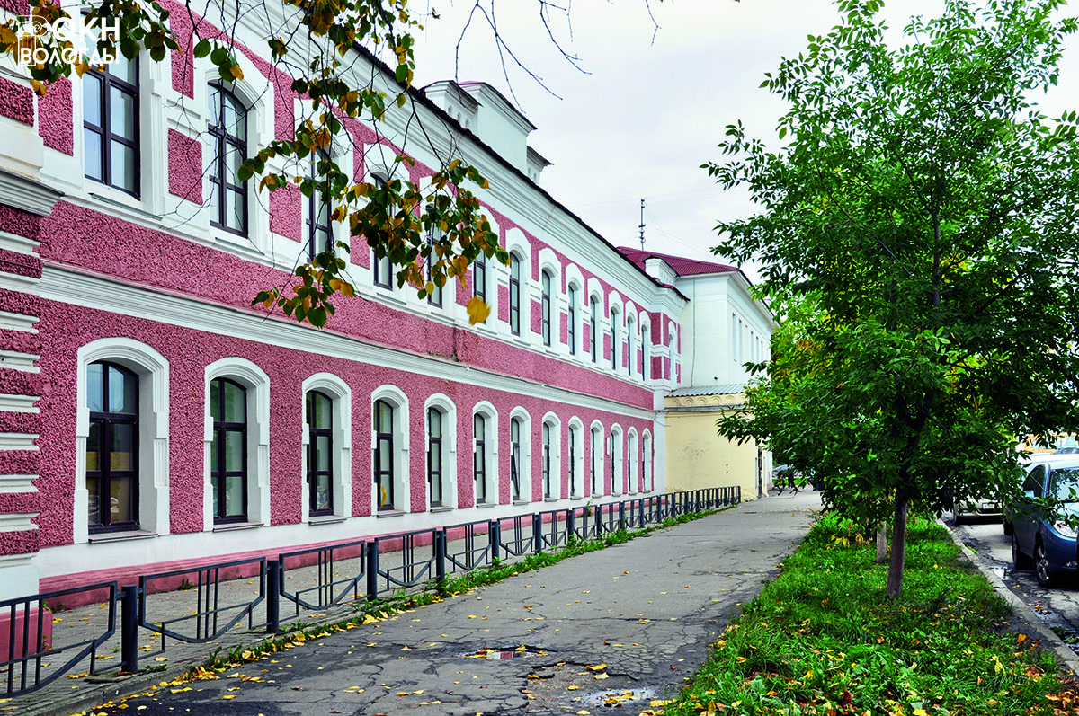 Восточный фасад здания, вид с юго-востока, 2011 год