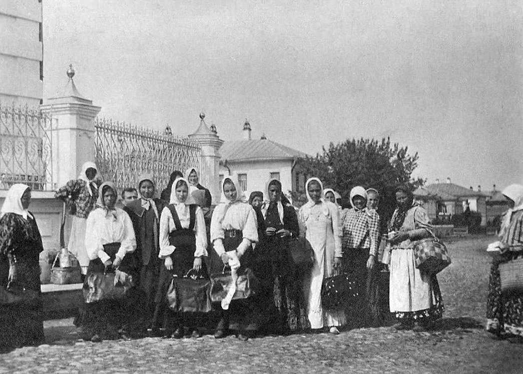 Кружевницы, торгующие кружевом возле ограды Благовещенской церкви, начало ХХ века