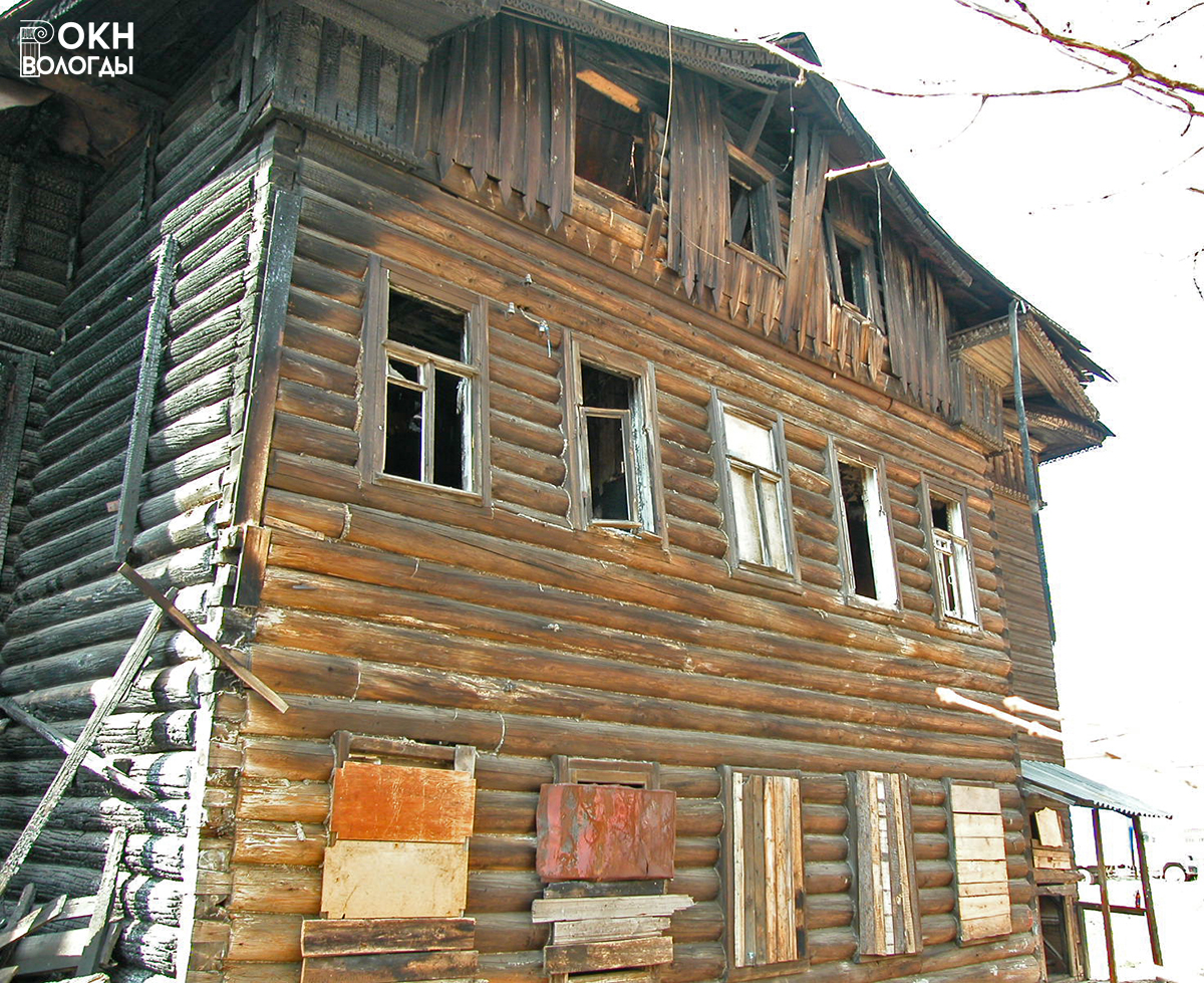 Боковой фасад после пожара, 2003 год