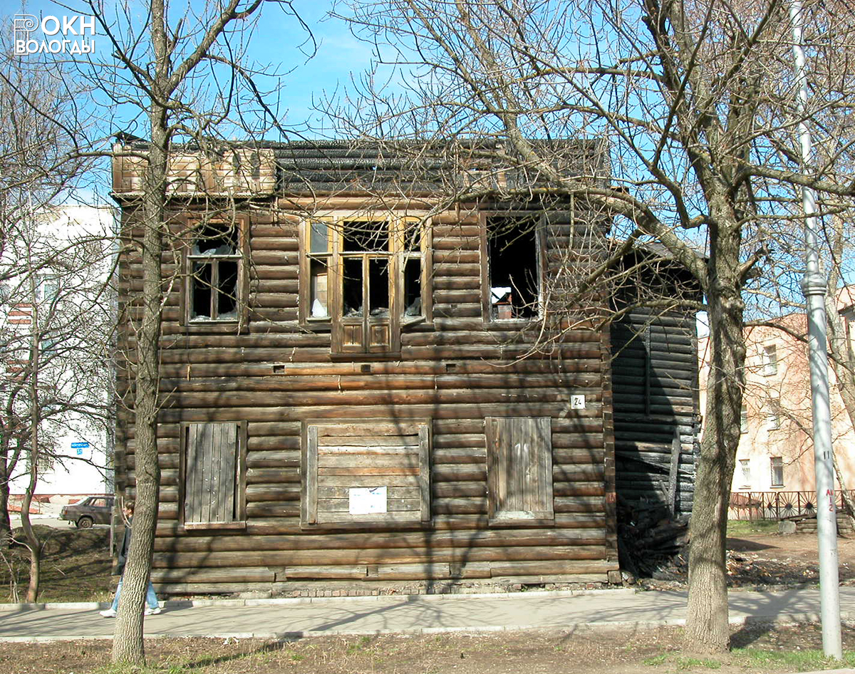 Главный фасад после пожара, 2003 год