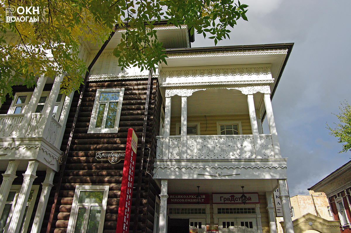 Фрагмент главного фасада, декор балкона