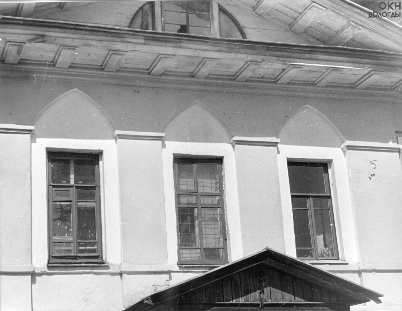 Центральная часть восточного фасада, окна второго этажа, 1984 год