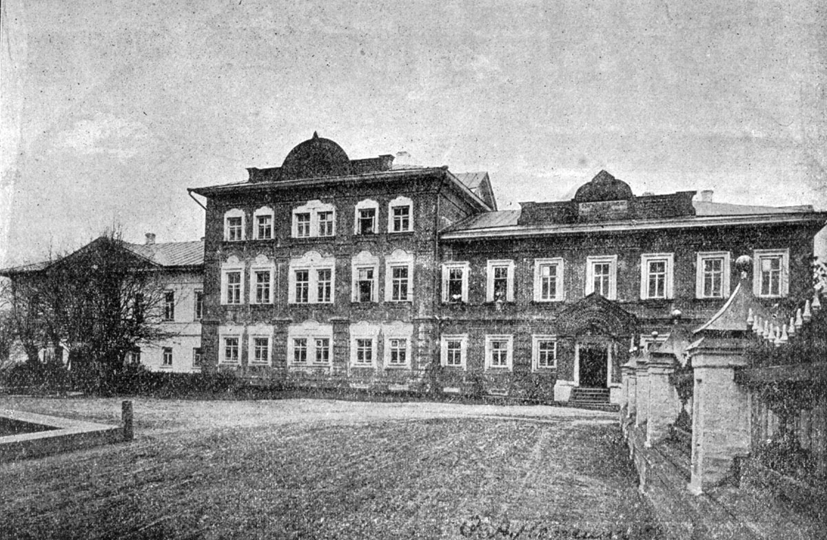 Здания вологодского епархиального женского училища, слева - игуменский дом, 1890-е годы. Фото из книги: Лебедев А. Успенский женский монастырь в г. Вологде и приписная Николаевская Озерская пустынь. Вологда, 1899. С. 20.