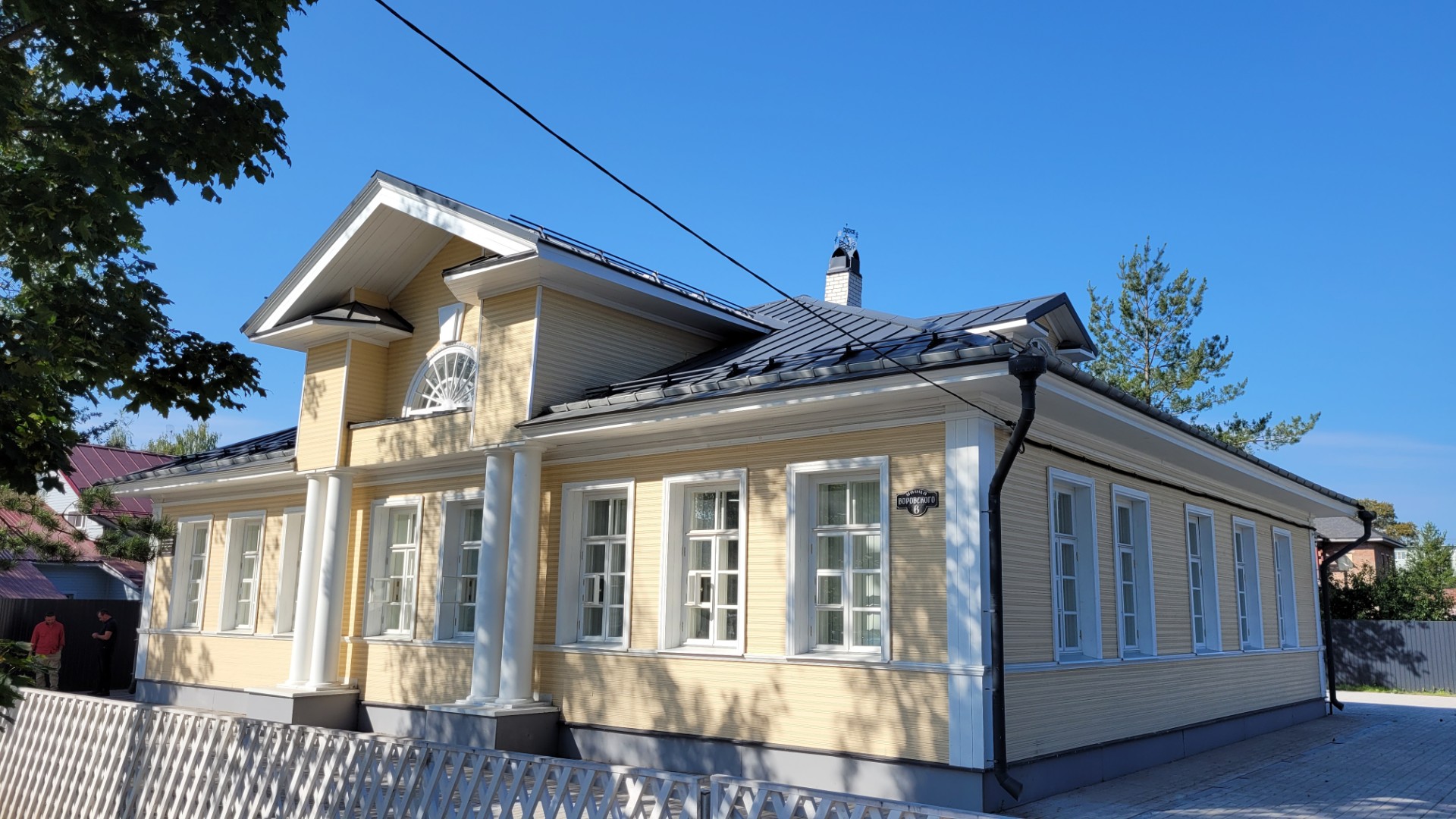 Главный фасад дома на ул. Воровского, 6, с северо-востока, 2023 год