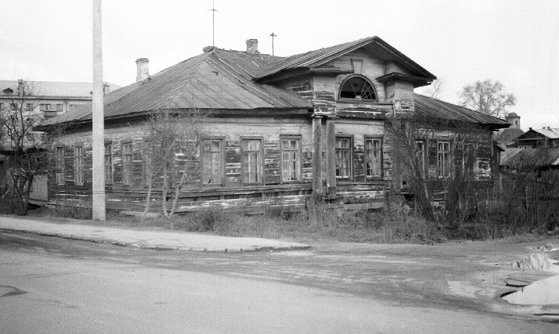 Дом на изначальном месте на углу улиц Кирова и Хлюстова. Главный фасад, с юго-востока, начало 1970-х годов