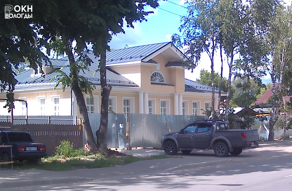 Общий вид дома на ул. Воровского, 6, с юго-востока. Главный фасад после реставрации 2022 года