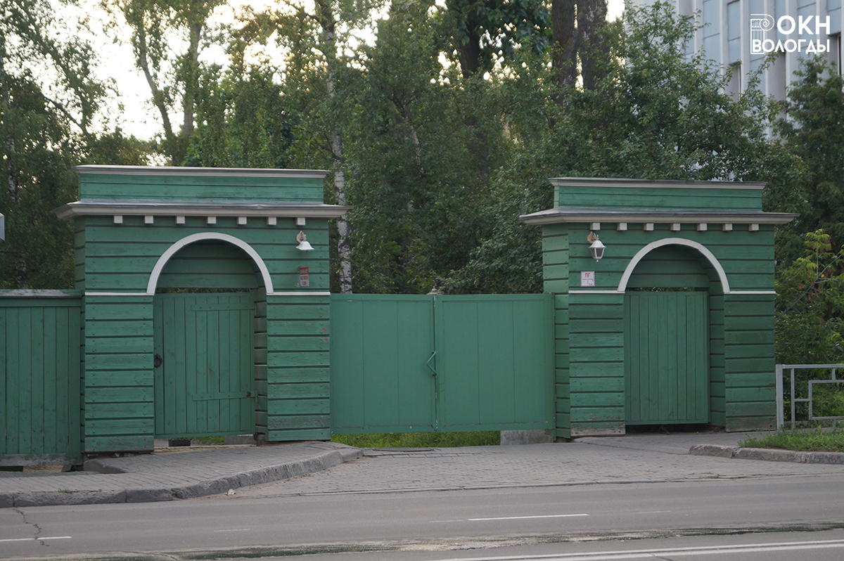 Ворота дома Левашова, с улицы