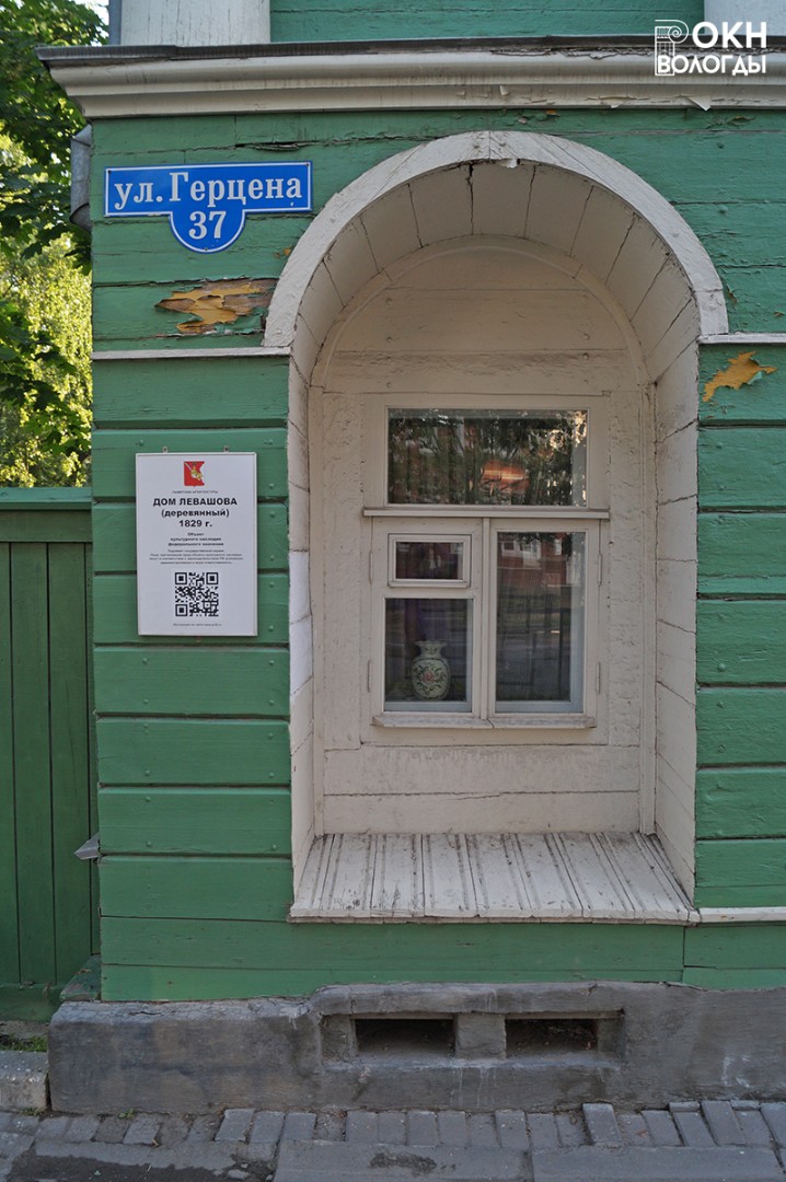 Оформление окна в аркаде первого этажа главного фасада