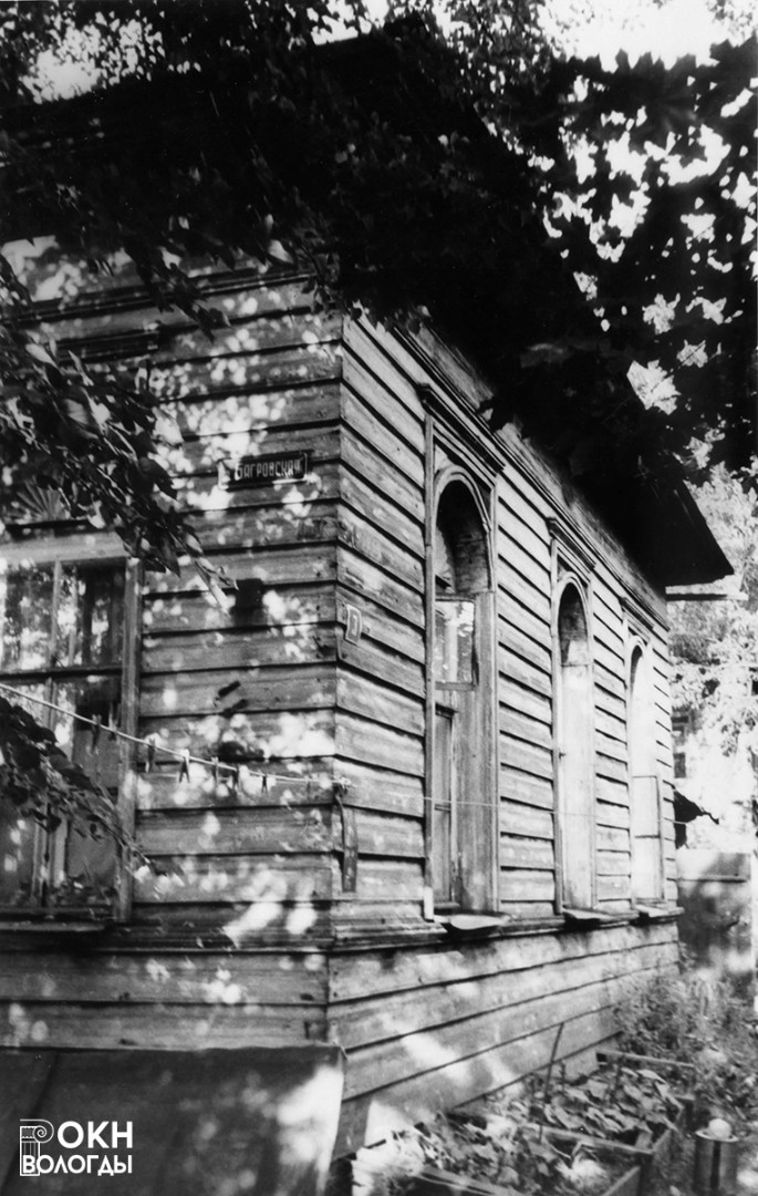 Фасад со стороны улицы Варенцовой, 1972 год
