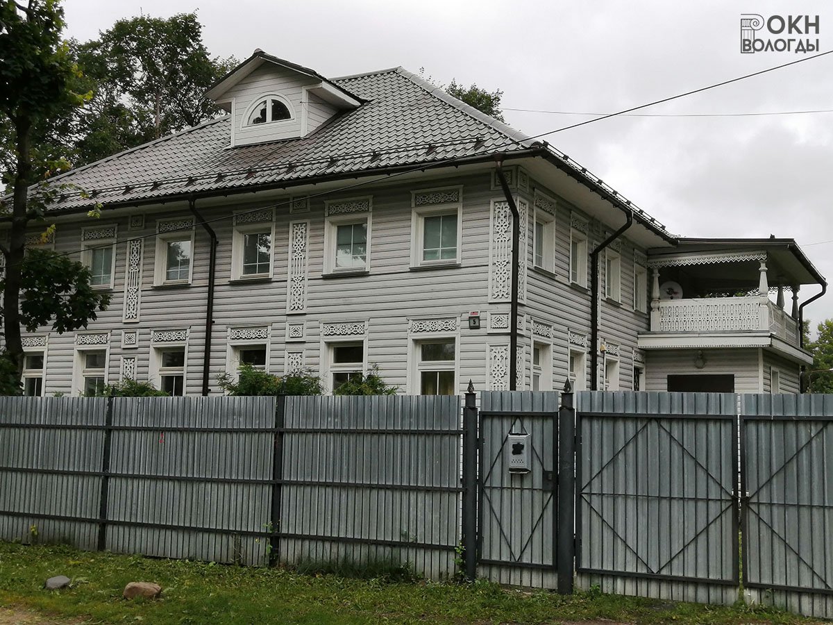 Общий вид здания, построенного на месте дома священника Сорокина, с улицы