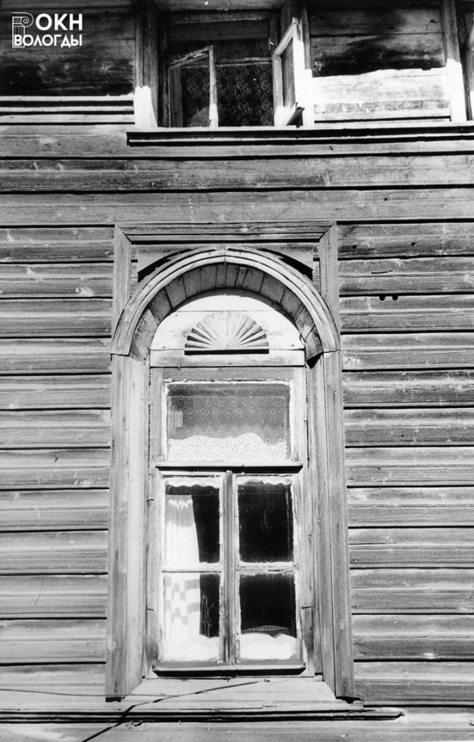 Окна первого и антресольного этажей на боковом (восточном) фасаде, 1972 год