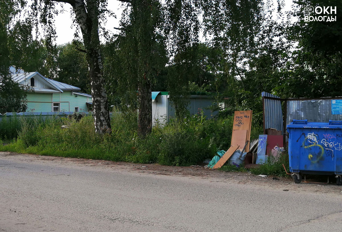 Участок, где располагался дом по ул. Гоголя, 11. На заднем плане дом по адресу ул. Гоголя, д. 9