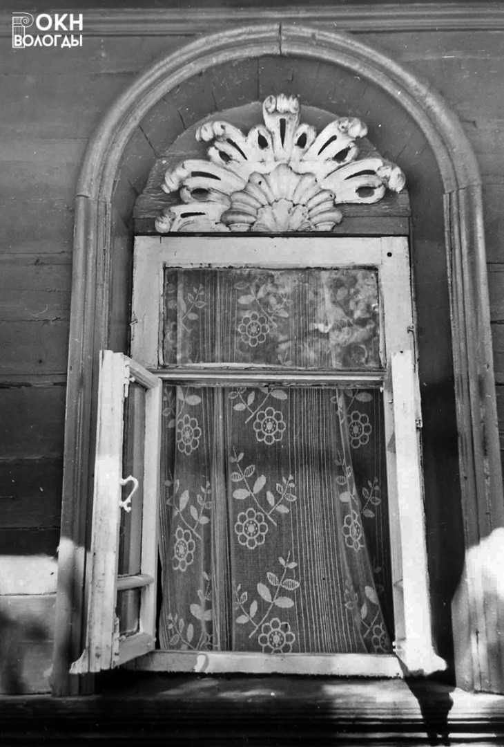 Декор окна первого этажа в центре главного фасада, 1972 год