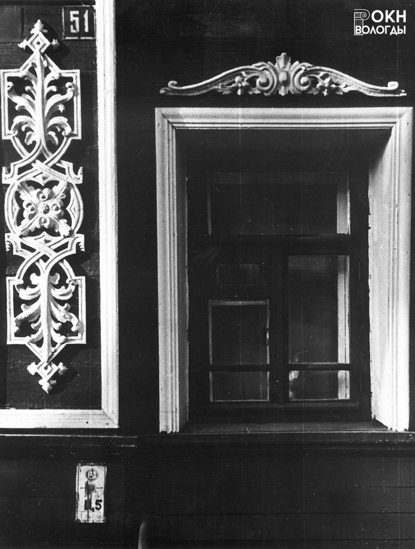 Наличник окна первого этажа и декор лопатки на углу главного фасада, 1980-е годы