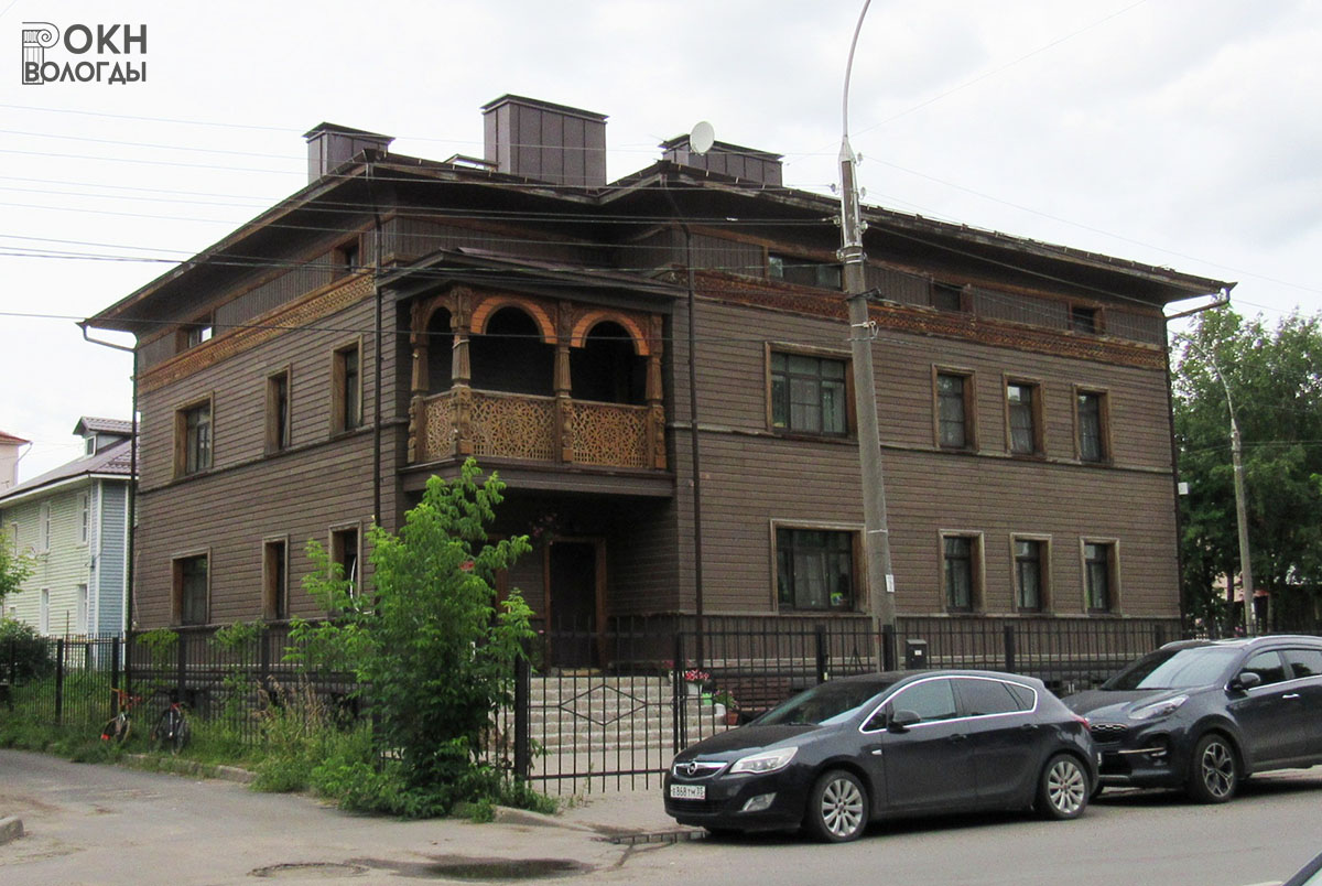 Главный фасад здания (вид со стороны улицы Комсомольской), построенного на месте дома крестьянина Новожилова