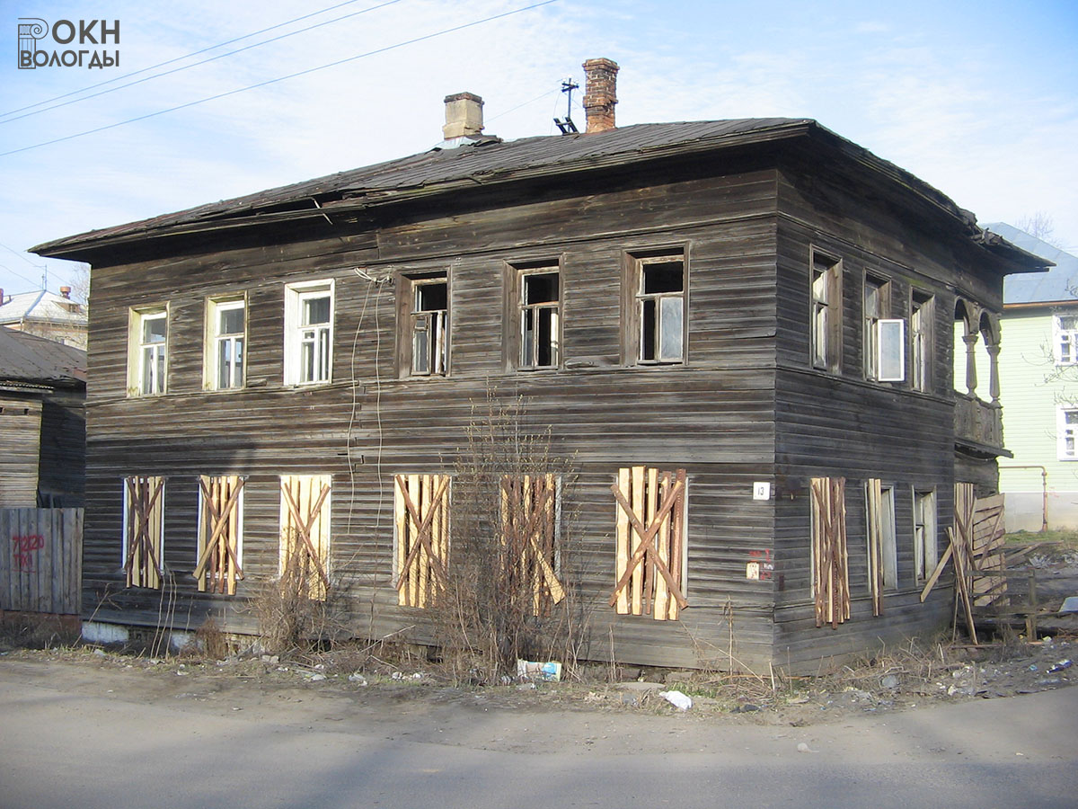 Общий вид с северо-востока, с перекрёстка, 2005 год