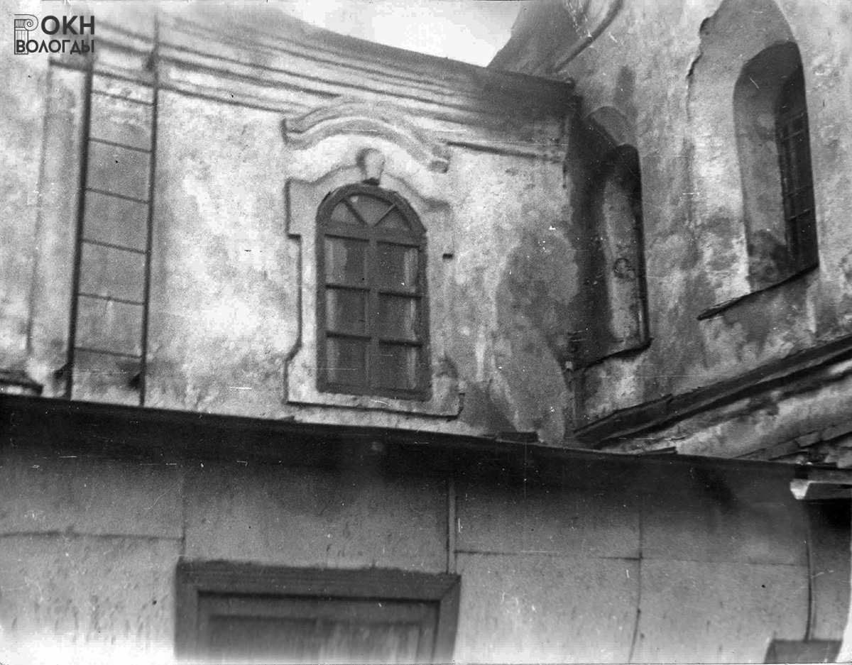 Окно перехода от колокольни к трапезной и крыша пристройки, 1977 год