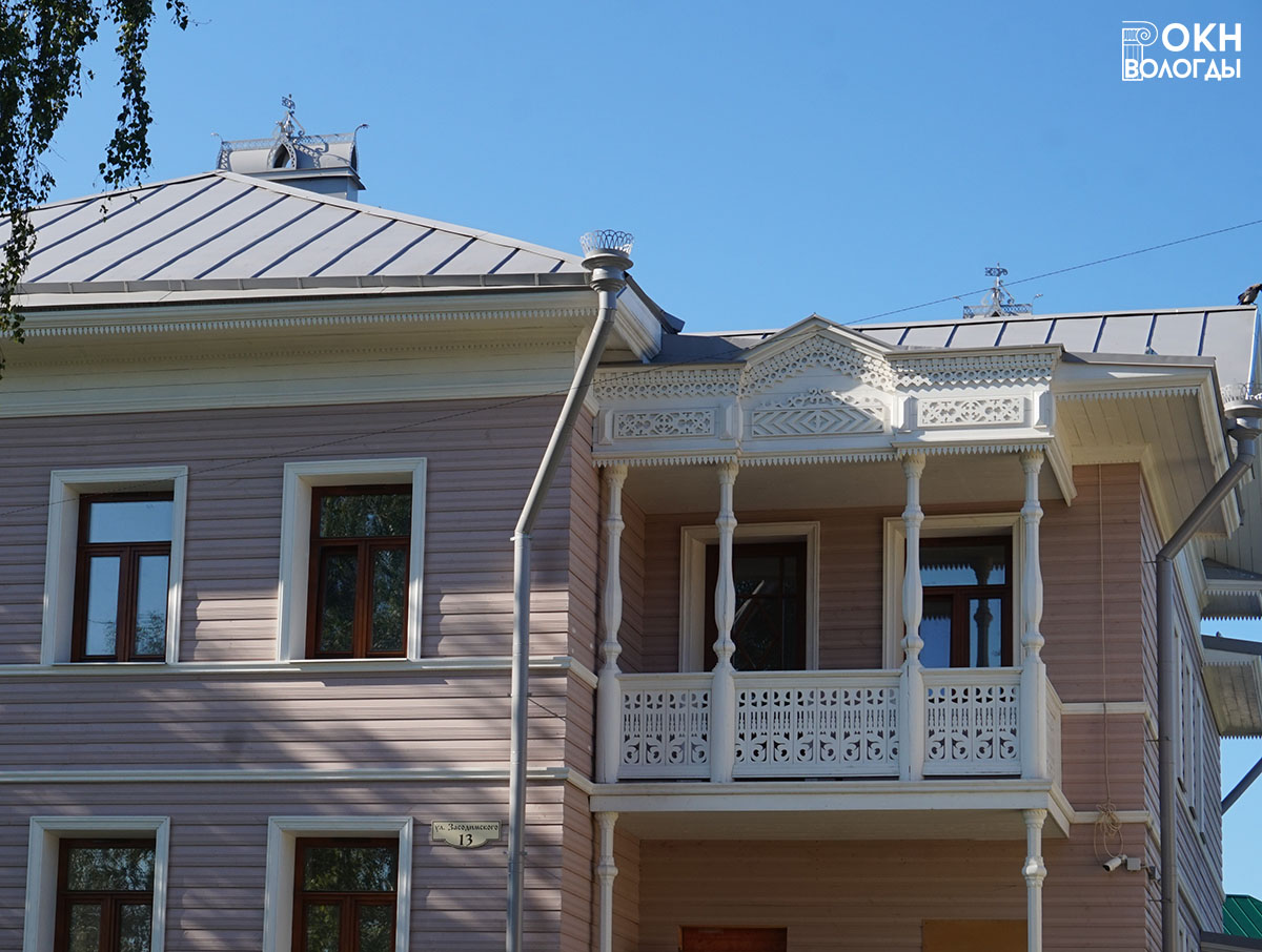 Декор лоджии нового здания на месте памятника, напоминающий оригинальное оформление, 2018 год