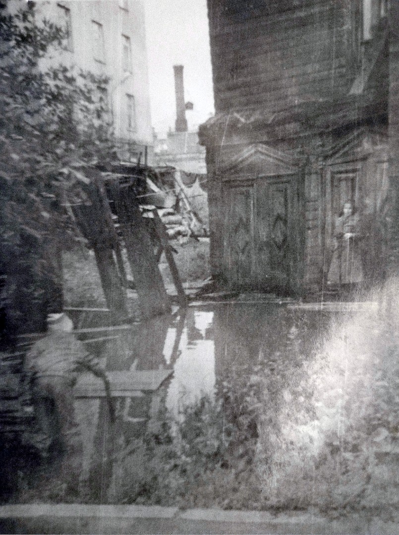 В весеннее время вода иногда подтапливала дом; фото 1984 или 1985 годов