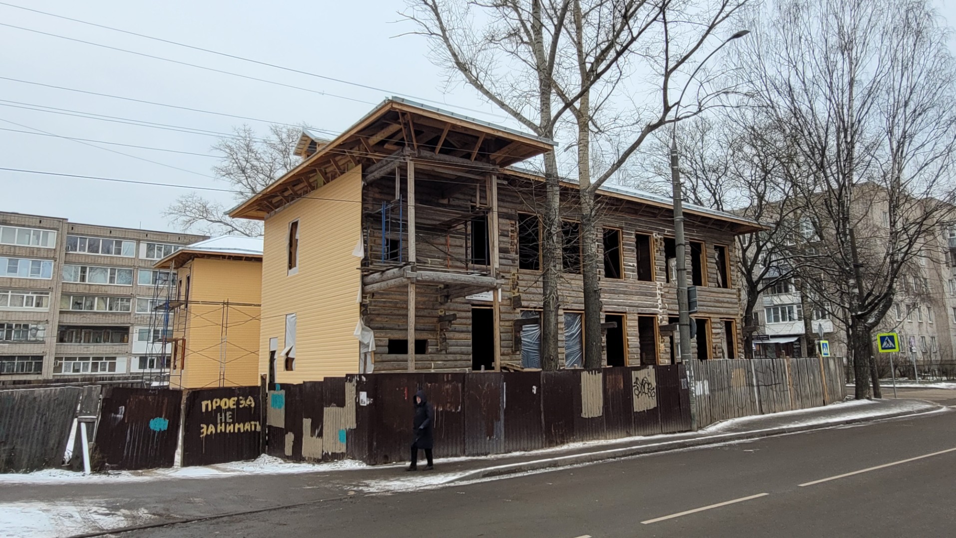 Общий вид с юго-запада, начата обшивка здания, 2023 год